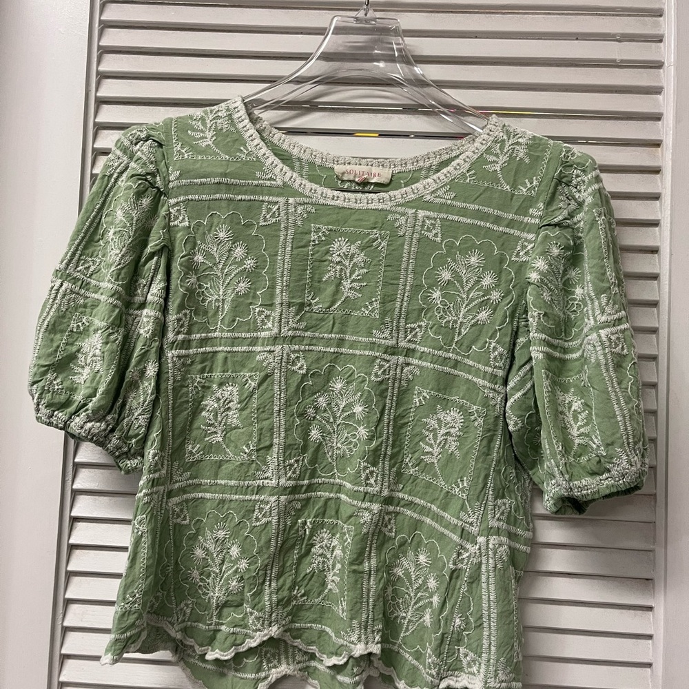 SOLITAIRE ✨Sage Green Embroidered Puff-Sleeve Tee - Women's✨M